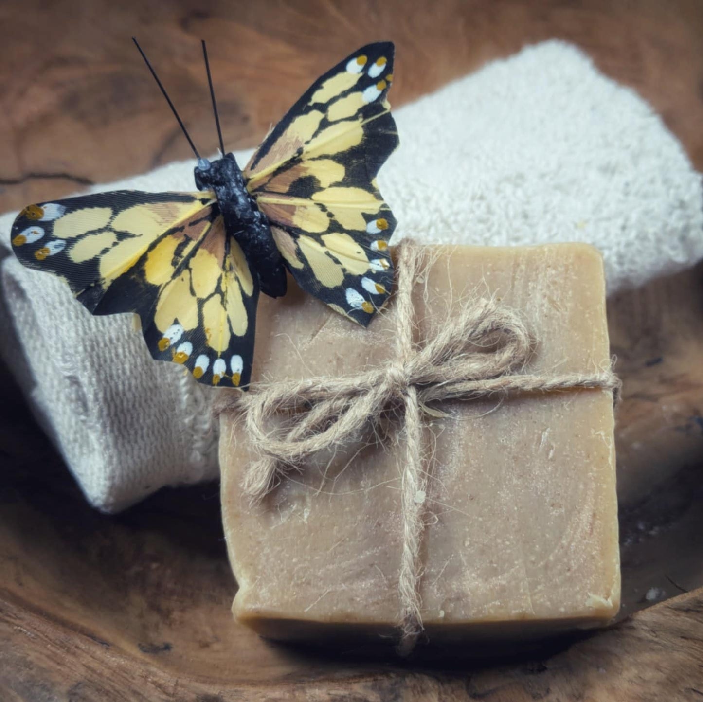 🐐 Goat’s Milk Soap – Gentle Hydration & Skin-Loving Care ✨ Moon Dust – A Celestial Fragrance ✨